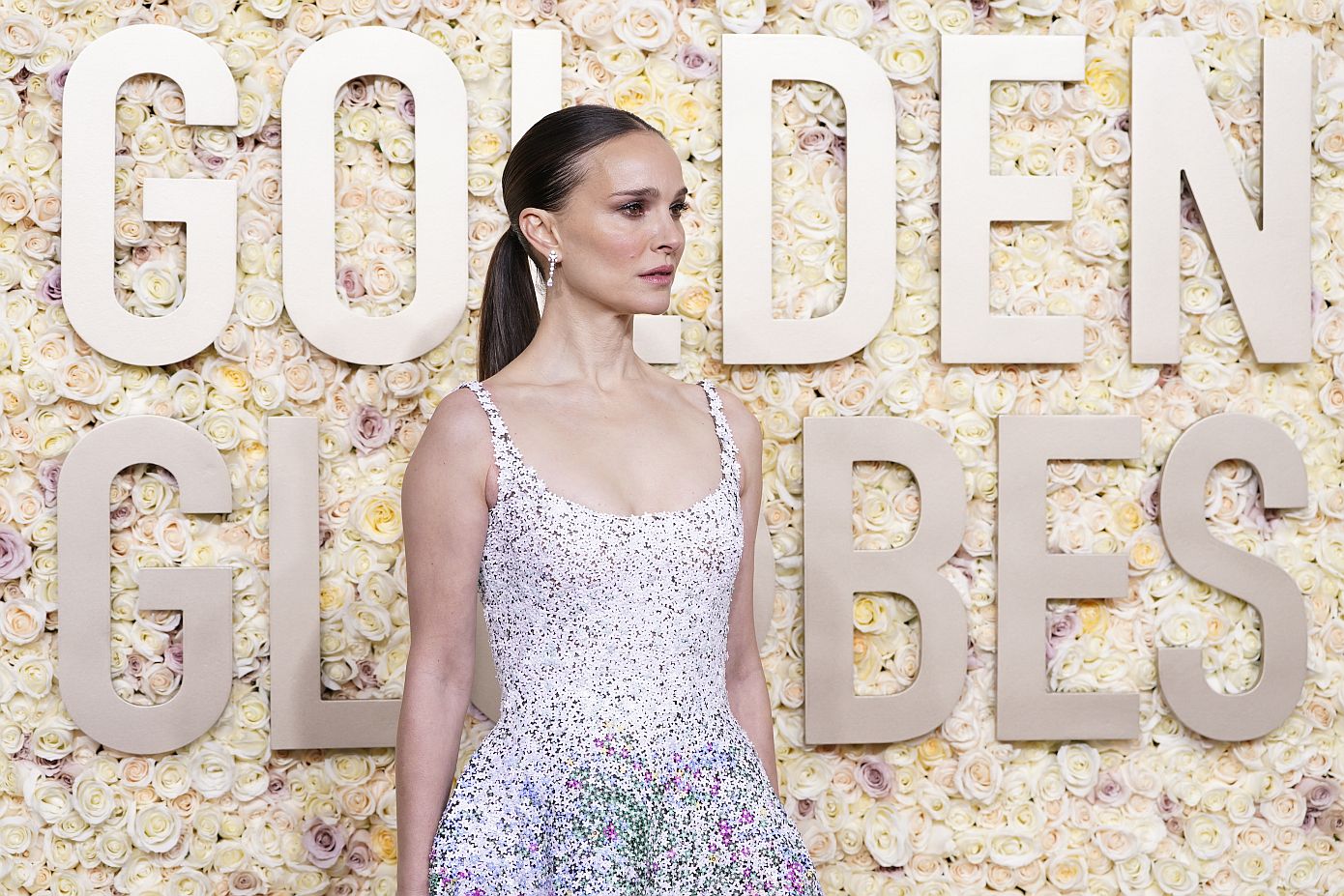 H Natalie Portman εμφανίστηκε στη Μύκονο με τα σανδάλια που λατρεύουν οι «φασαίες»