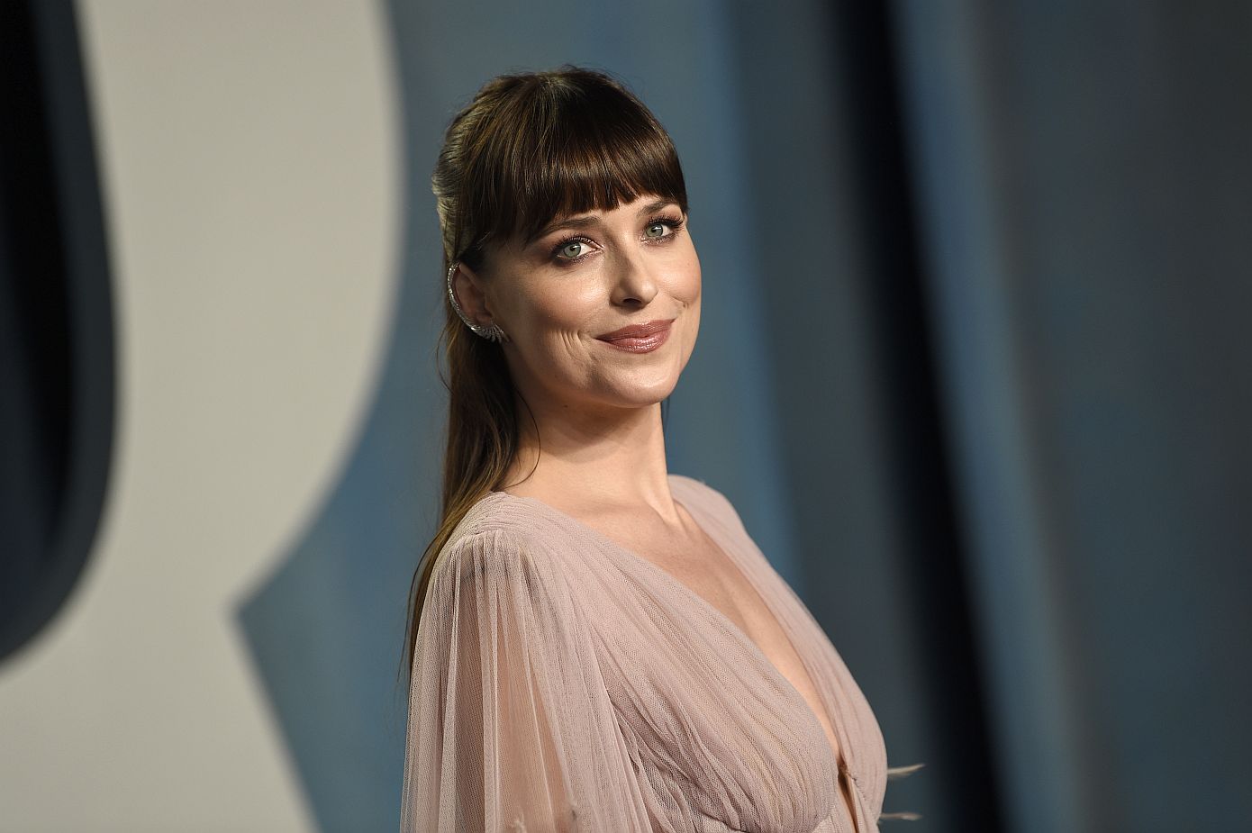 H Dakota Johnson φόρεσε το πιο cute αξεσουάρ μαλλιών που θα αγαπήσετε κι εσείς