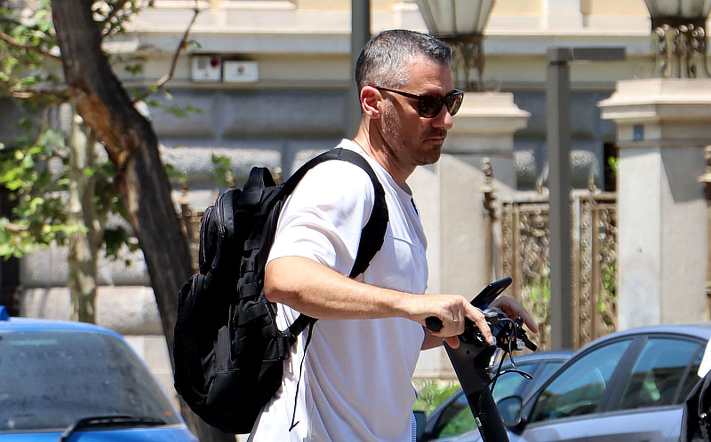 Ο Γιούρκας Σεϊταρίδης κάνει πατίνι στην πόλη με ένα look που φωνάζει «Just do it»