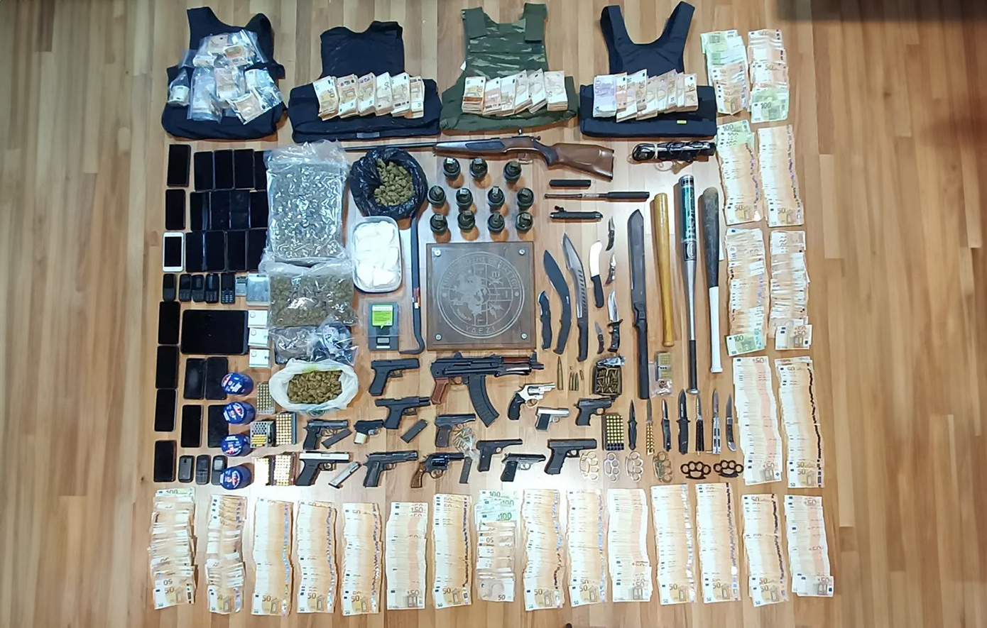 Πώς δρούσε το κύκλωμα των μπράβων με χειροβομβίδες, βόμβες, όπλα και ναρκωτικά &#8211; Ο ρόλος των χούλιγκαν
