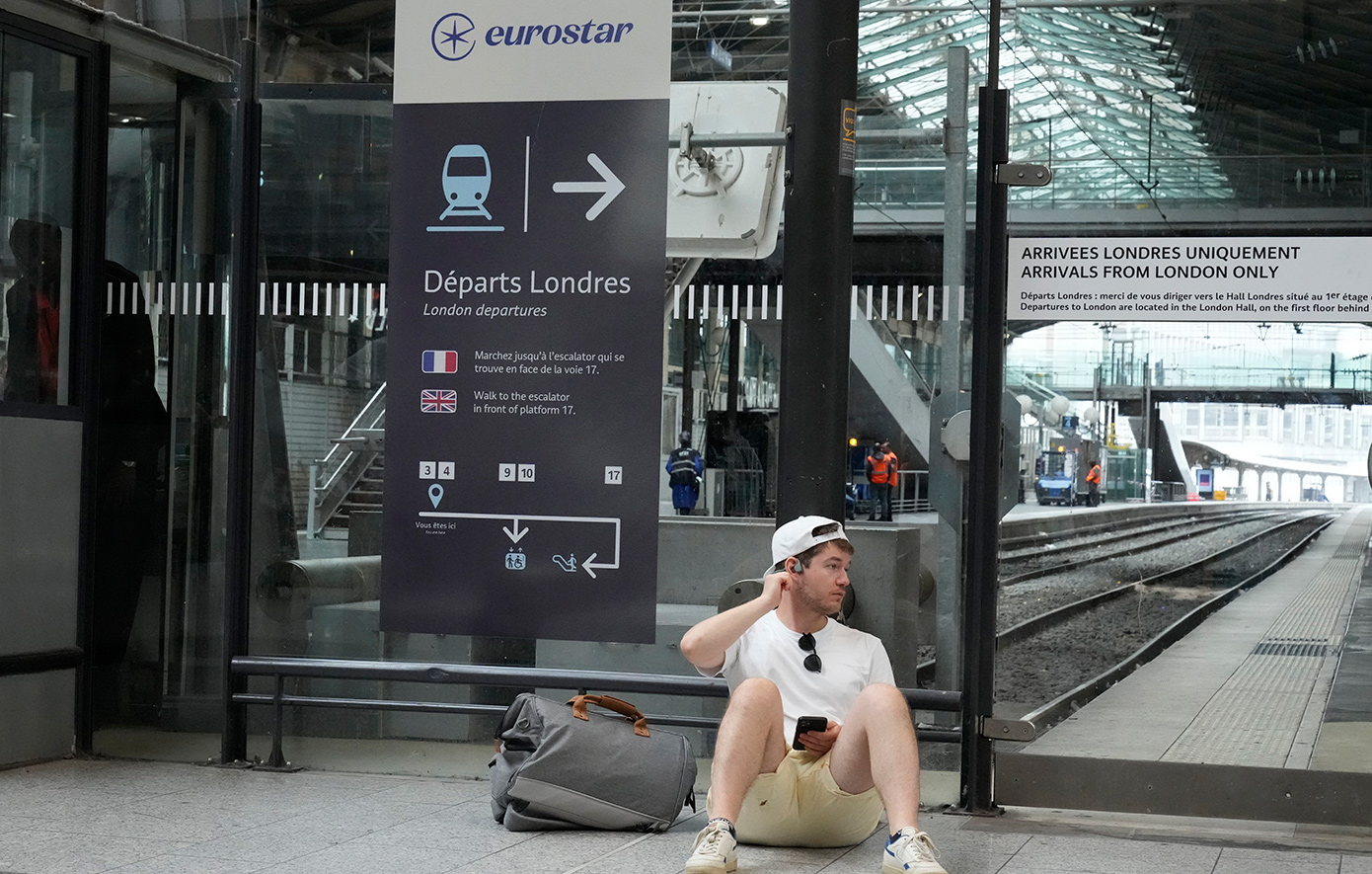 Επιβάτης περιγράφει όσα έζησε εγκλωβισμένος μέσα σε τρένο της Eurostar &#8211; Συνεχίζονται οι καθυστερήσεις δρομολογίων