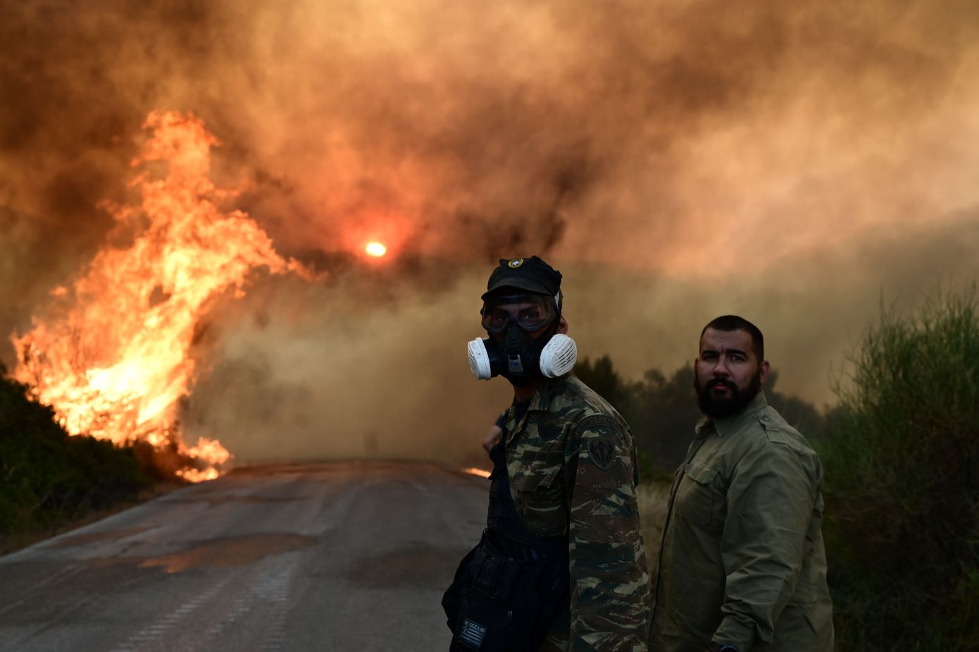 Μαίνεται η φωτιά στην Εύβοια – Ξεκίνησαν τις ρίψεις τα εναέρια μέσα – Νέα μηνύματα από το 112 για εκκένωση