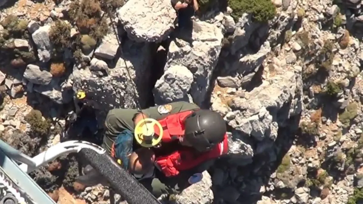 H στιγμή της διάσωσης Γερμανού τουρίστα στο φαράγγι της Σαμαριάς από το Super Puma – Δείτε βίντεο