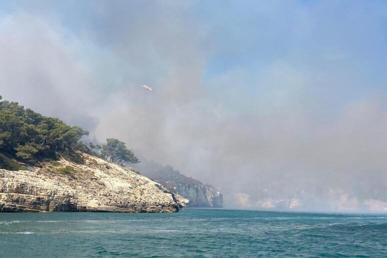 Συναγερμός στην Απουλία της Ιταλίας – Απομακρύνθηκαν 1.000 τουρίστες λόγω φωτιάς