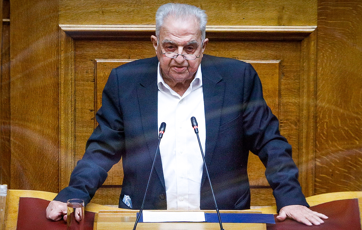 Ενός λεπτού σιγή στη Βουλή στη μνήμη του Αλέκου Φλαμπουράρη