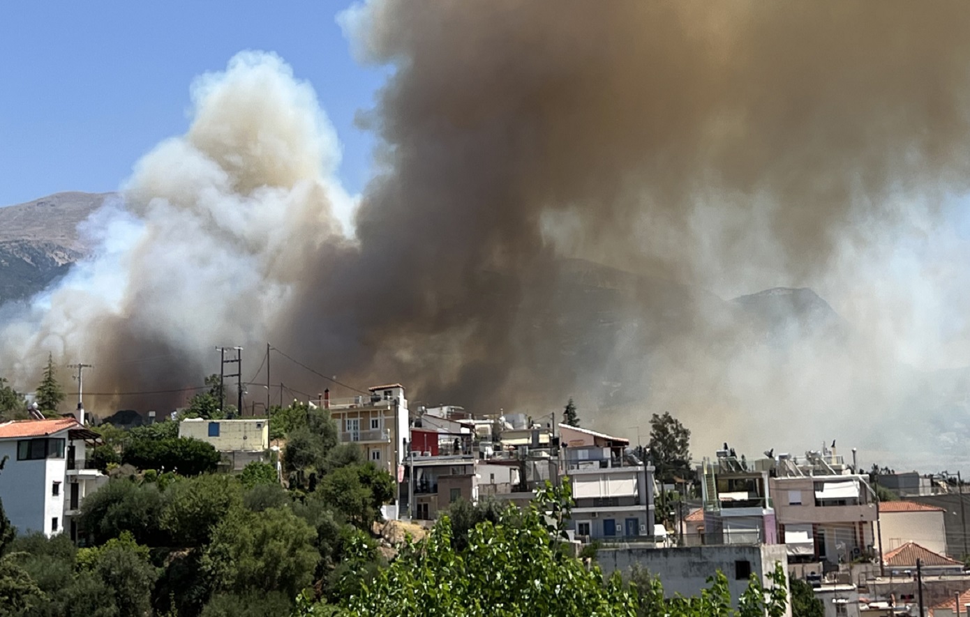 Μεγάλη φωτιά στην Πάτρα: Εκκενώνονται το Κωνσταντοπούλειο και το Καραμανδάνειο – Μπαράζ μηνυμάτων του 112