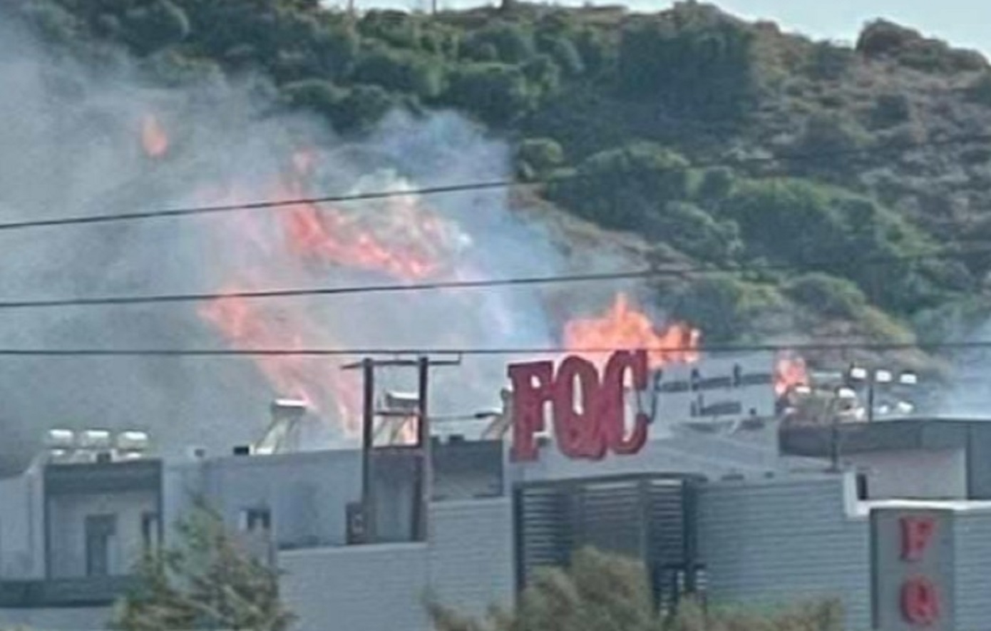 Φωτιά στη Ρόδο καίει κοντά σε σπίτια – Μήνυμα του 112