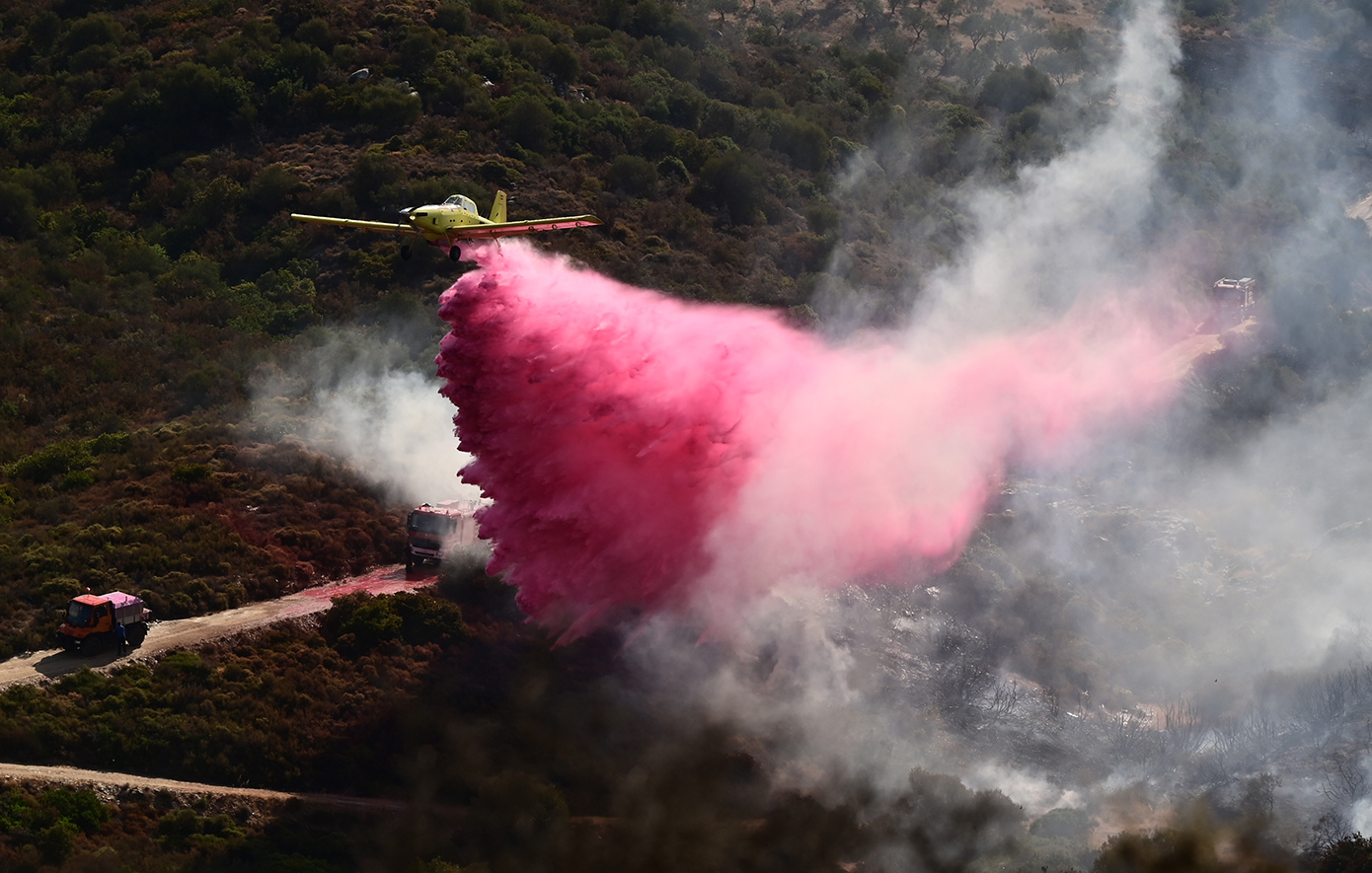 Μάχη με τις αναζωπυρώσεις στην Εύβοια
