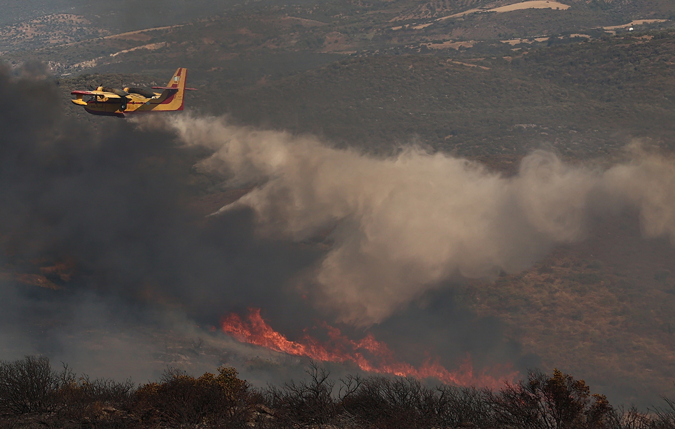 Μάχη με τις αναζωπυρώσεις στην Εύβοια