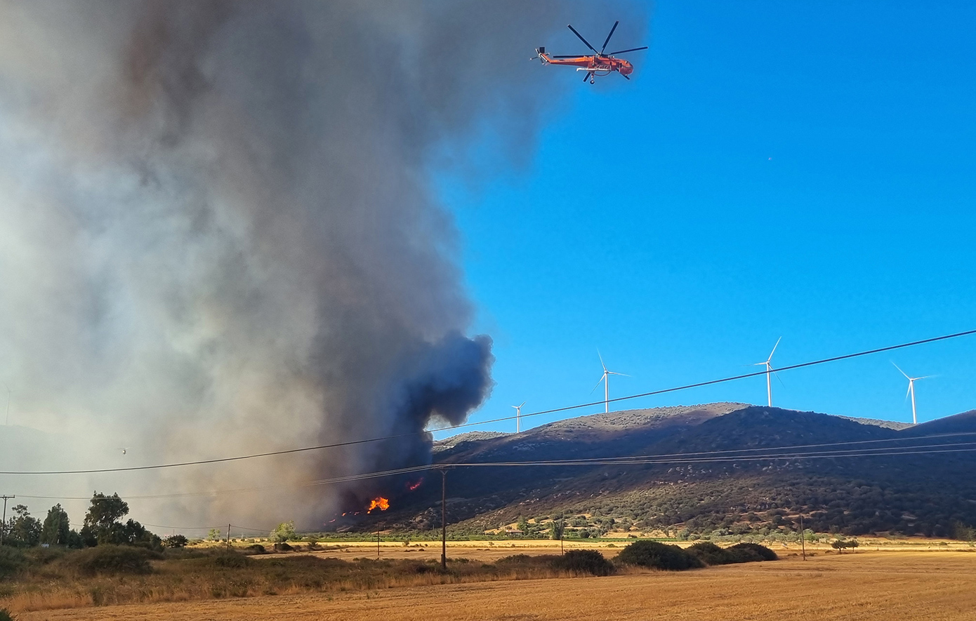 Μάχη με τις αναζωπυρώσεις στην Εύβοια