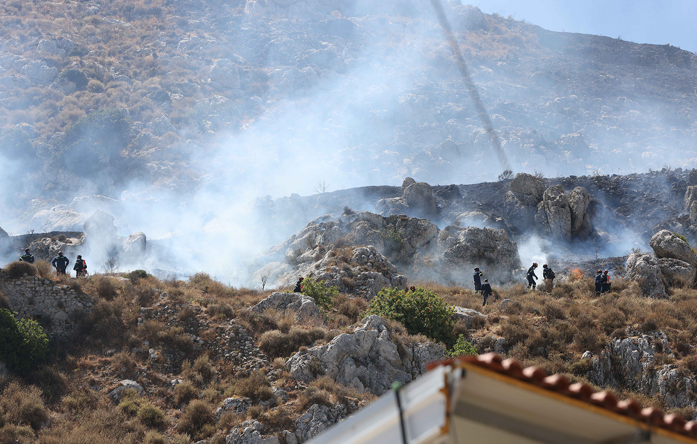 Υπό μερικό έλεγχο η φωτιά στον Μαραθώνα