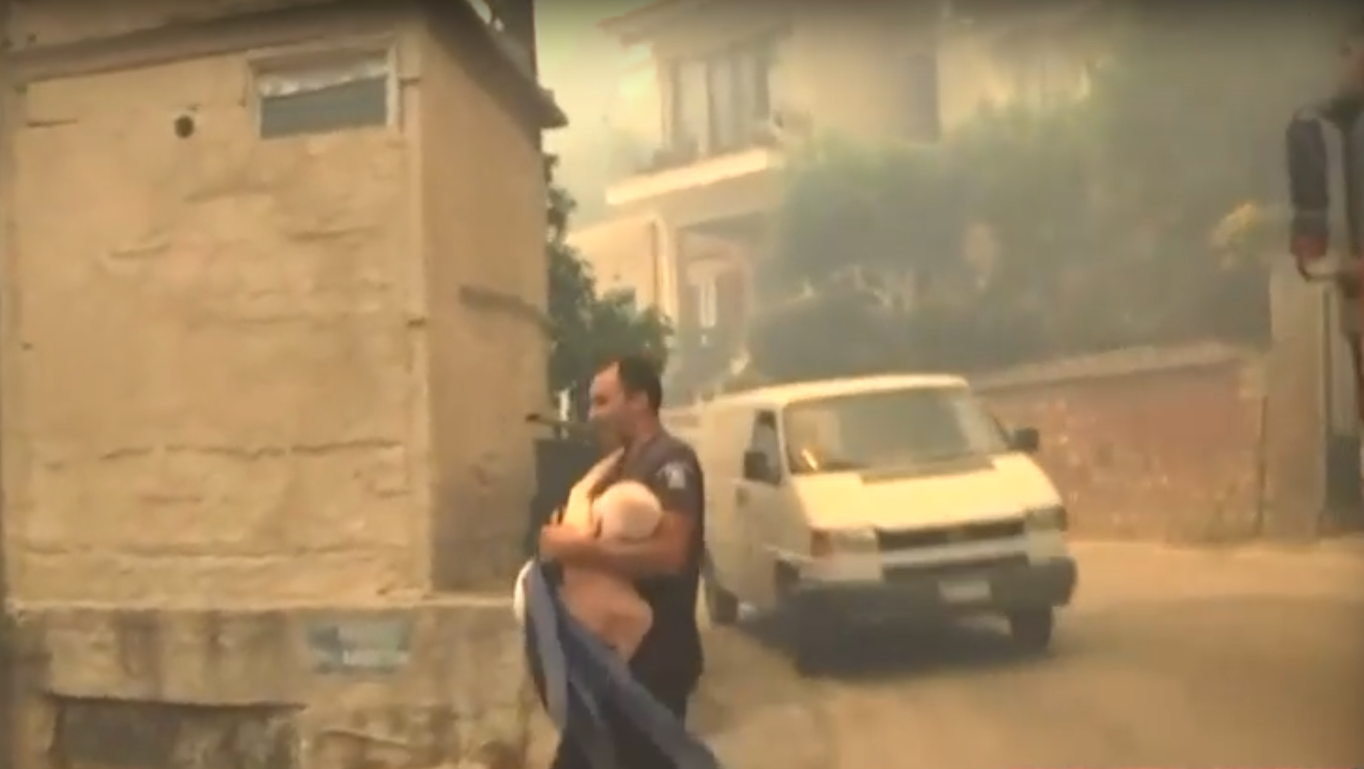«Με κρατούσε σφιχτά ο άνθρωπος, γιατί φώναζε και δεν τον άκουγε κανένας», λέει ο αστυνομικός που έσωσε τον ηλικιωμένο στην Πάτρα