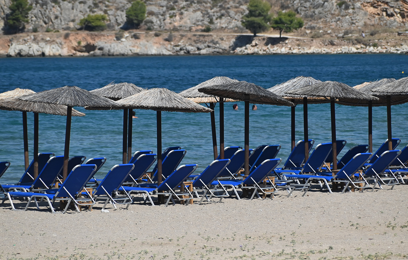 Οι εξωφρενικές τιμές για μια ξαπλώστρα δίπλα στο κύμα στην Αττική