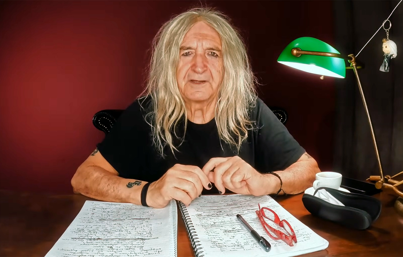 «Η φτώχεια είναι αρρώστια και θα θεραπευτεί αν γκρεμίσουμε τις εκκλησίες» - Ο Νίκος Καρβέλας άνοιξε δικό του κανάλι στο YouTube