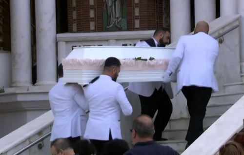 Οδύνη στην κηδεία της 13χρονης που σκοτώθηκε από κεραυνό στη Χαλκιδική &#8211; Απαρηγόρητοι οι γονείς της