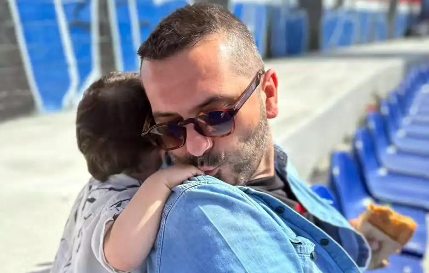 Ο Λεωνίδας Κουτσόπουλος φωτογραφίζει τον γιο του στις διακοπές τους στη Σχοινούσα