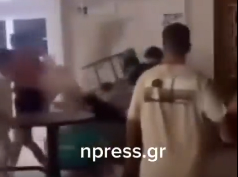 Άγριο ξύλο μεταξύ Ελληνοαμερικανών στη Ναύπακτο – Πετούσαν καρέκλες και προκάλεσαν ζημιές σε καταστήματα