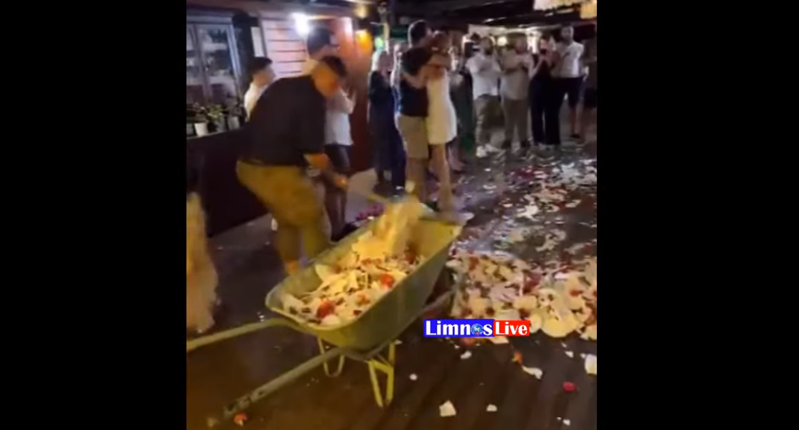 Τη θρυλική ατάκα… Ηλία ρίχτο, ζήλεψαν σε γάμο στη Λήμνο – Viral το βίντεο που μαζεύουν τα σπασμένα με φτυάρι και καρότσι
