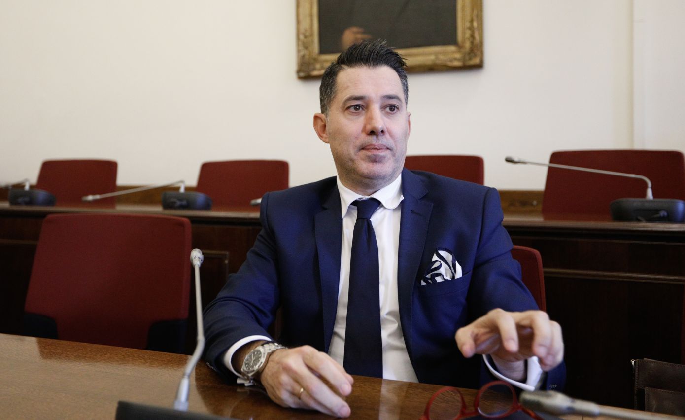 Υπόθεση Novartis: «Ο καθηγητής Νικόλαος Μανιαδάκης ουδέποτε εντάχθηκε στο πρόγραμμα whistleblowing των ΗΠΑ»