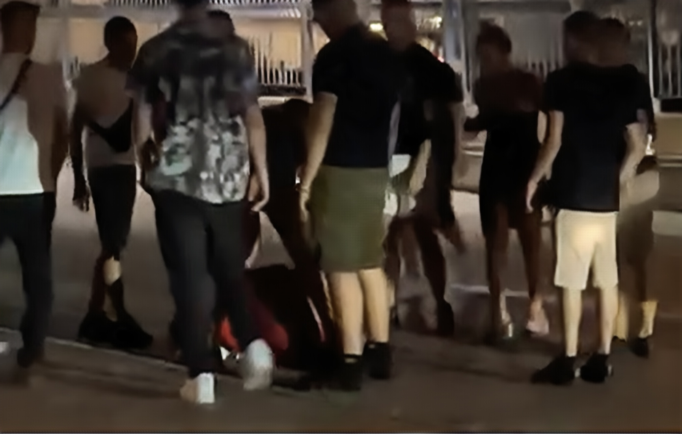 Η στιγμή που η 16χρονη επιτίθεται με μαχαίρι στη 19χρονη στον Πειραιά &#8211; Βίντεο ντοκουμέντο