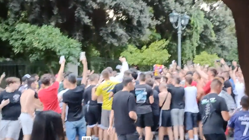 Χαμός για διάσημο YouTuber έξω από το Μέγαρο Μαξίμου – Γιατί του φώναζαν «Κριστιάνο Ρονάλντο»