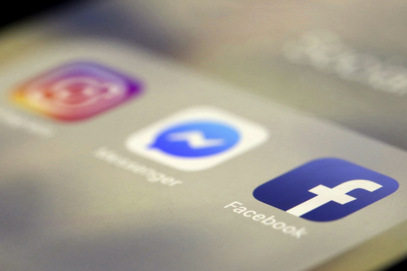 SOS για τον εθισμό παιδιών στα social media – Τι λένε οι ειδικοί και τι απαντούν οι influencers ενώ η κυβέρνηση εξετάζει τον «κόφτη»