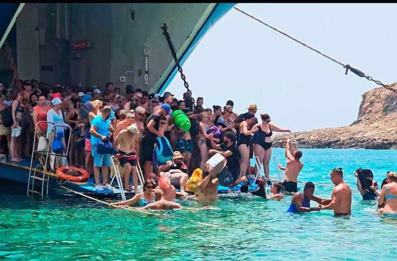 Eπέστρεψε στην παραλία του Μπάλου η πλωτή εξέδρα αποβίβασης των επισκεπτών, μετά τις εικόνες ντροπής