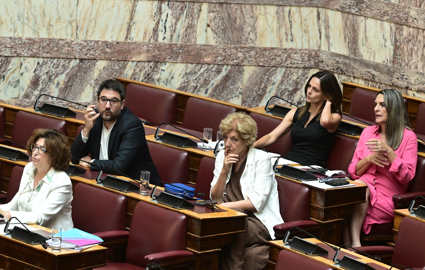 Οι 24 απ’ όσους εξελέγησαν το ’23 δεν βρίσκονται στο κόμμα με το οποίο βγήκαν – Το ¼ της δύναμής του έχει χάσει ο ΣΥΡΙΖΑ