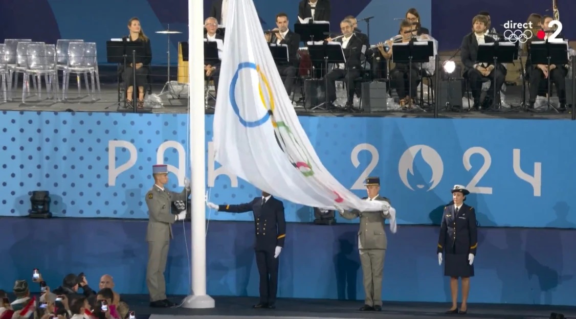 Ολυμπιακοί Αγώνες 2024: Η γκάφα στην τελετή έναρξης που λίγοι αντιλήφθηκαν – Ύψωσαν ανάποδα την Ολυμπιακή σημαία
