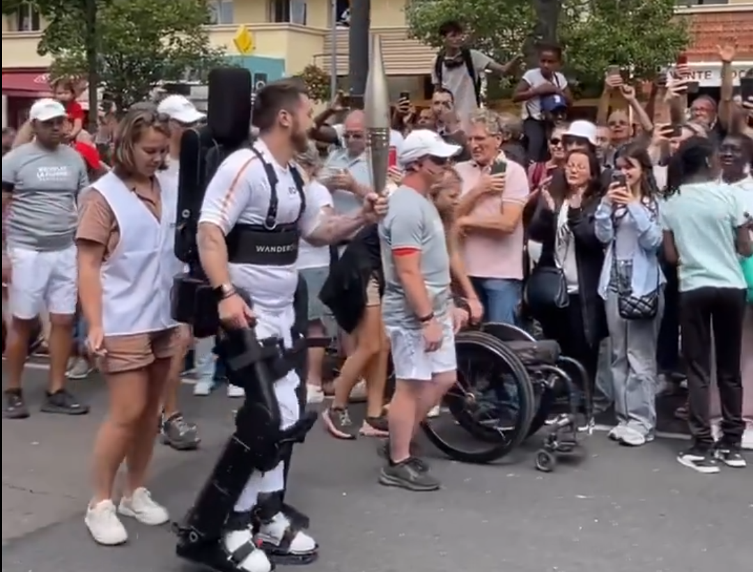 Ολυμπιακοί Αγώνες: Παραπληγικός αθλητής μεταφέρει την Ολυμπιακή φλόγα με εξωσκελετό – Καταχειροκροτήθηκε από το κοινό