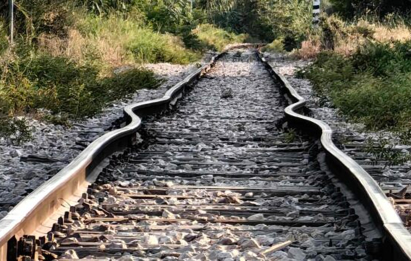 Στράβωσαν από τη ζέστη οι γραμμές του Προαστιακού στην Πάτρα