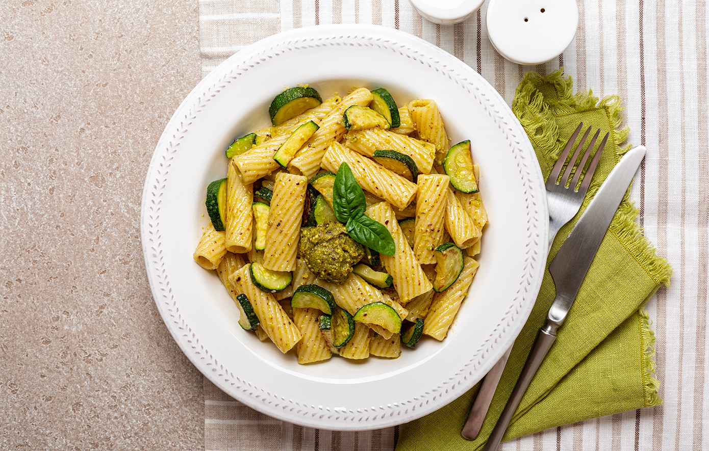 Ζυμαρικά με σάλτσα από κολοκυθάκια και τυρί cottage