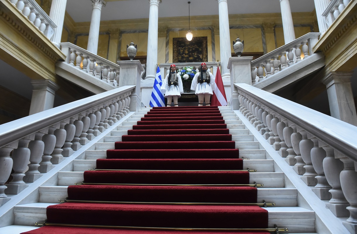 Η τελευταία δεξίωση, ο εκλογικός νόμος, οι συμμαχίες που βγάζουν πρόεδρο στο ΠΑΣΟΚ και οι ψίθυροι για την Ελληνική Λύση