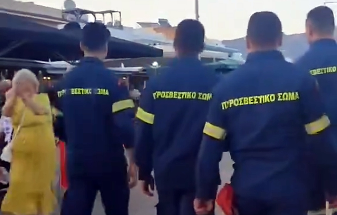 Συγκίνηση στην Κω: Κάτοικοι χειροκρότησαν τους πυροσβέστες που έδωσαν «μάχη» με τη φωτιά &#8211; «Αυτοί είναι οι ήρωες» λέει ο Κικίλιας