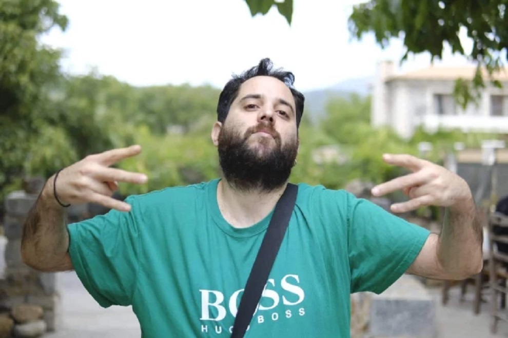 Βαρύ πένθος για τον ξαφνικό θάνατο του 37χρονου Μάνου &#8211; Ήταν ράπερ με το όνομα «Αιφνίδιος»