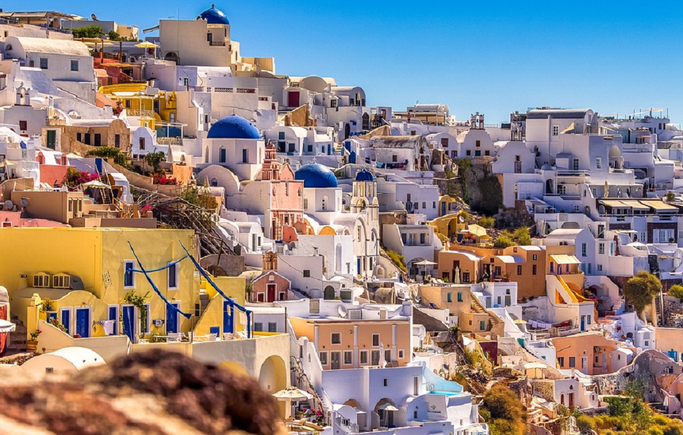 «Έρχονται 17.000 επισκέπτες, περιορίστε τις μετακινήσεις»: Η προτροπή δημοτικού συμβούλου στη Σαντορίνη που προκάλεσε σάλο