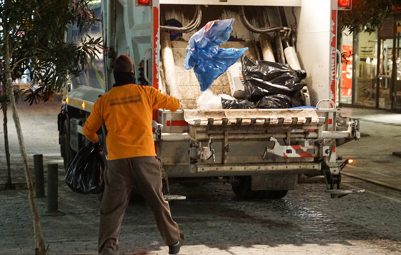 Φρικτός θάνατος για 88χρονο στον Πειραιά &#8211; Τον παρέσυρε απορριμματοφόρο 