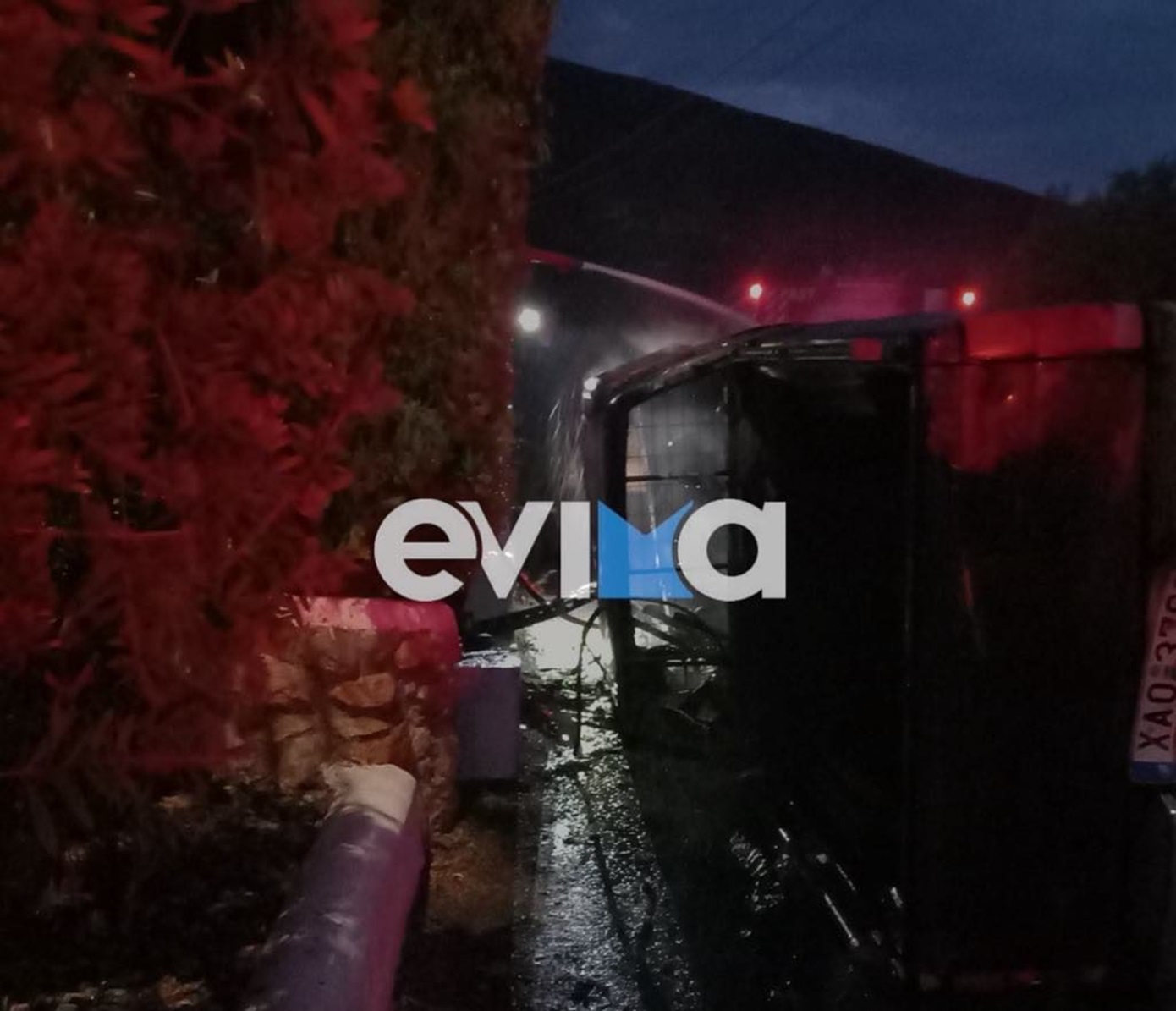Στις φλόγες αυτοκίνητο μετά από σύγκρουση στην Εύβοια – Τραυματίστηκε ο οδηγός