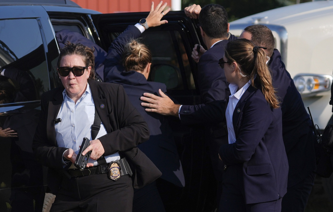 To FBI αντιμετωπίζει την απόπειρα δολοφονίας του Τραμπ ως «πιθανή πράξη εγχώριας τρομοκρατίας»