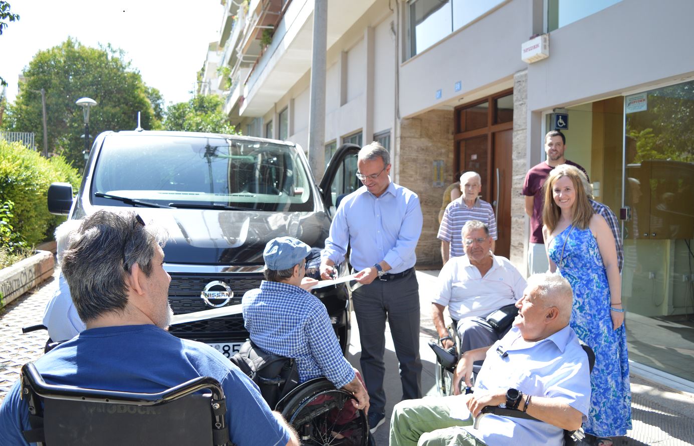 Το υπουργείο Μεταφορών παρέδωσε ένα ειδικό βαν στον Πανελλήνιο Σύλλογο Παραπληγικών