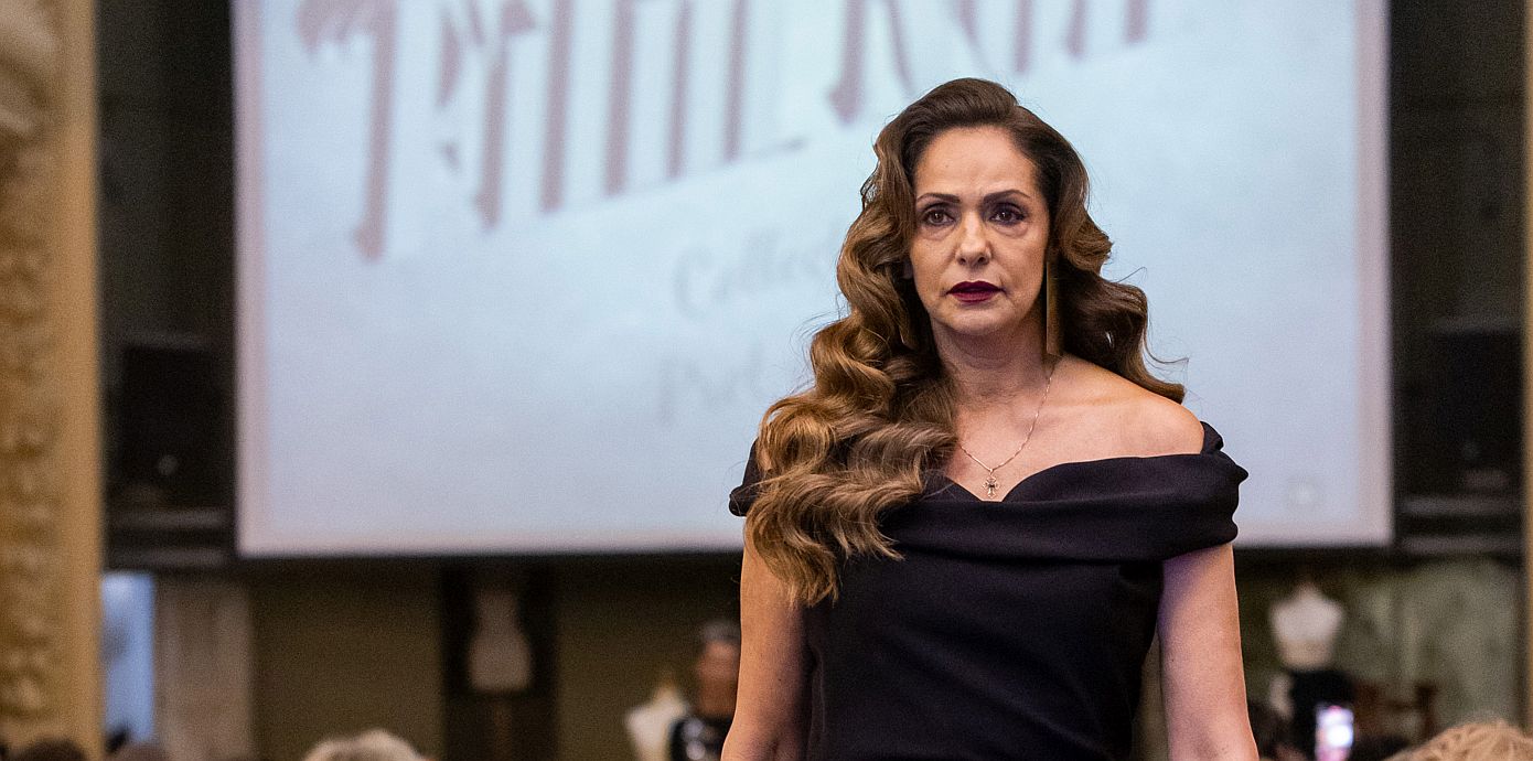 Αυτή είναι η πρώτη και ίσως η μοναδική φορά που θα δείτε τη Βίκυ Κουλιανού με κατάλευκα μαλλιά