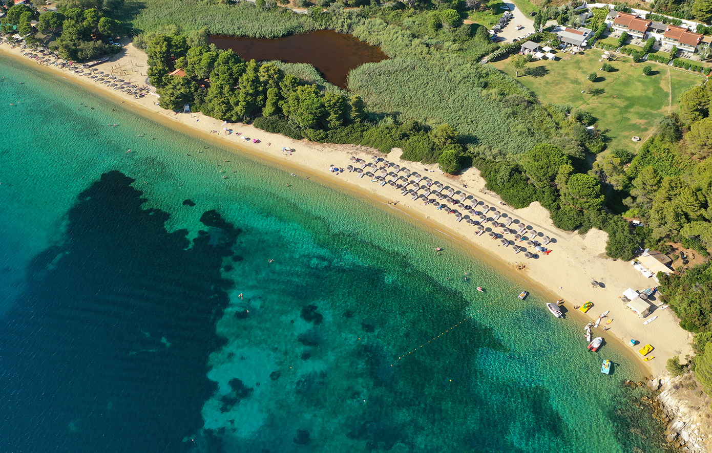 Βρωμόλιμνος: Η αγαπημένη παραλία της νεολαίας με το παράξενο όνομα