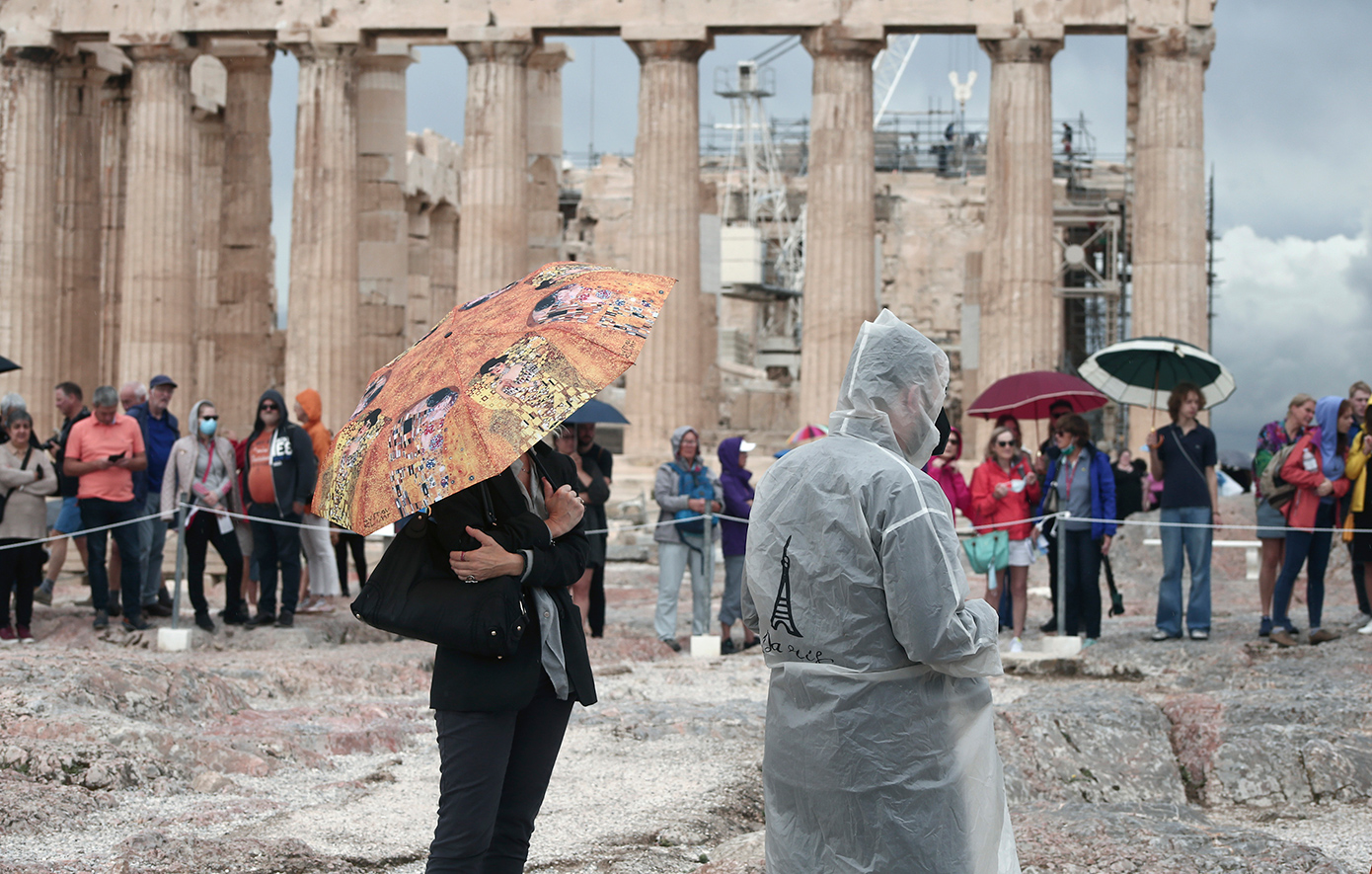 Μετά από 15 μέρες συνεχόμενου καύσωνα, από την Τρίτη έρχονται… βροχές και καταιγίδες – Ο καιρός τις επόμενες ημέρες
