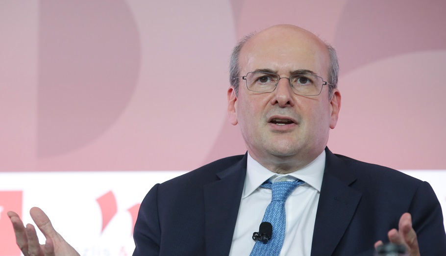Κωστής Χατζηδάκης στον Economist: Μείωση εισφορών και κατάργηση τέλους επιτηδεύματος το 2025