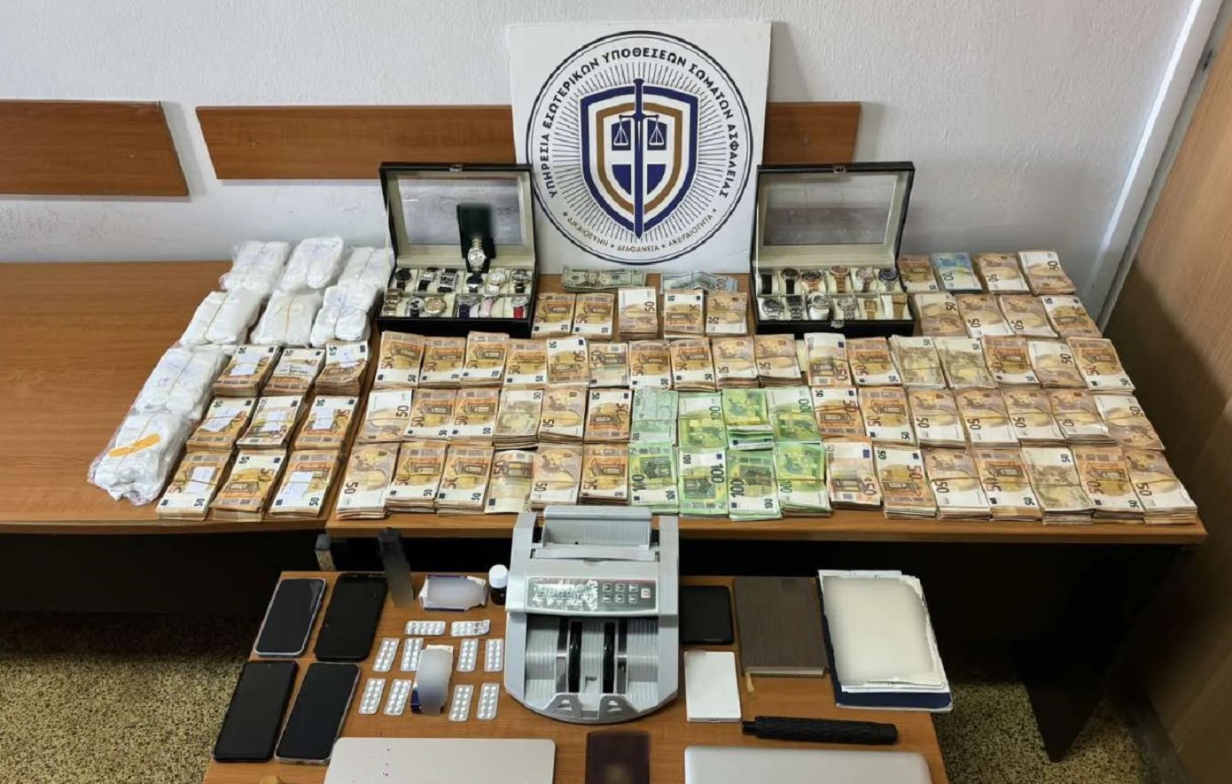 Πάνω από 700.000 ευρώ η λεία για το κύκλωμα εκβιαστών με τους δημόσιους υπαλλήλους &#8211; Πώς πουλούσαν προστασία στα μαγαζιά