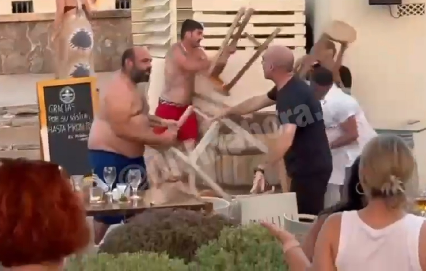 Άγριο ξύλο μεταξύ ρομά και προσωπικού beach bar στη Μαγιόρκα – Δεν έμεινε τίποτα όρθιο