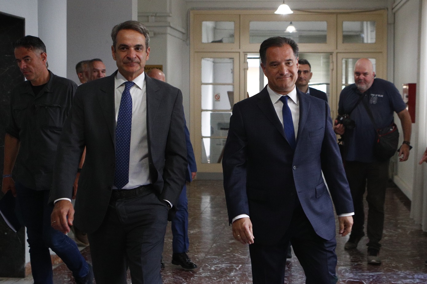 Στο υπουργείο Υγείας ο Μητσοτάκης – Η υποδοχή και το «σας ευχαριστούμε για τον υπουργό μας» από εργαζόμενους