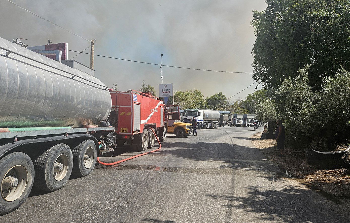 Φωτιά στην Ιόνια Οδό στο Αγρίνιο από σκασμένο ελαστικό φορτηγού &#8211; Επεκτάθηκε στον κάμπο της Γουριώτισσας