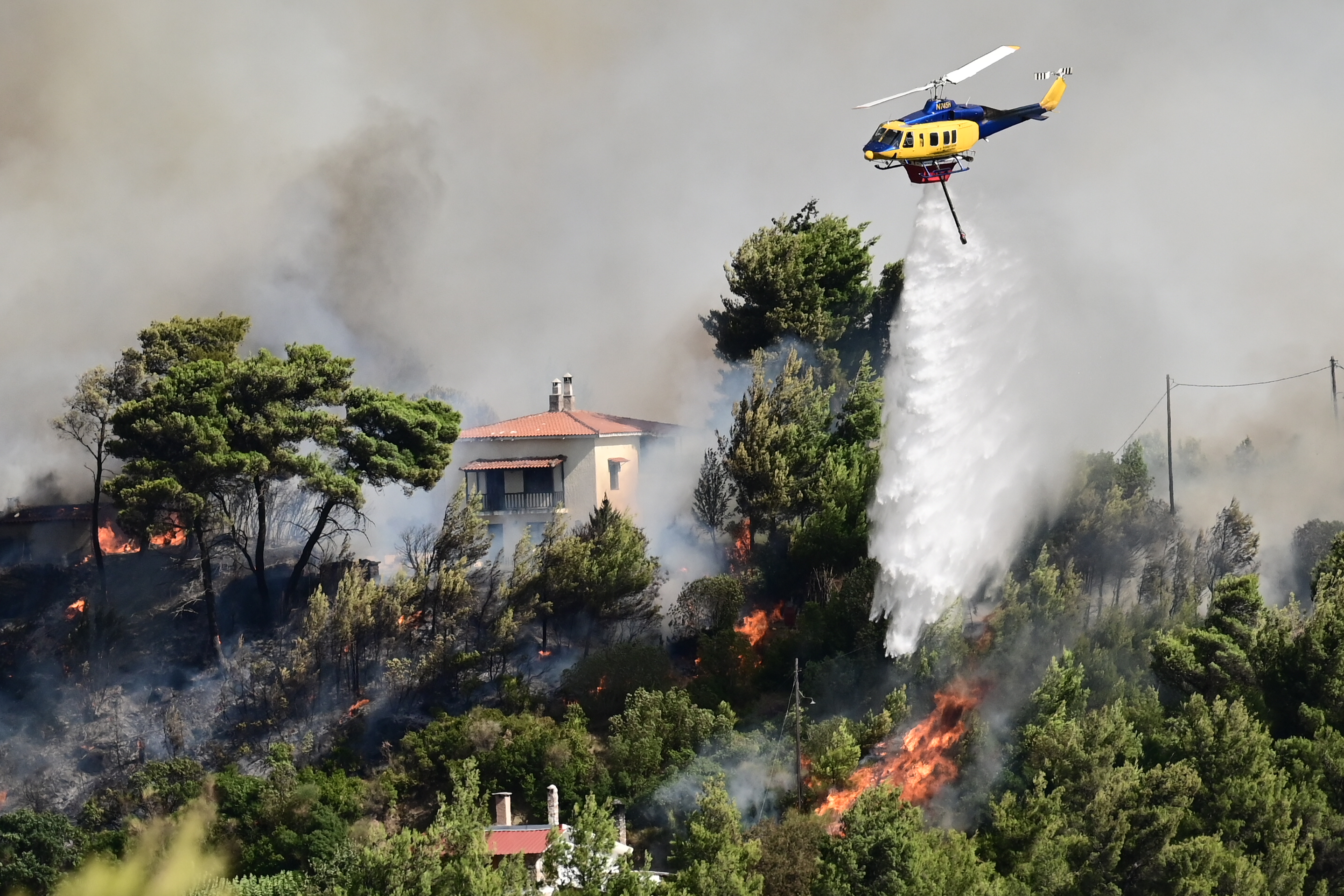 Σε εξέλιξη η πυρκαγιά στον ΧΥΤΑ Καρπάθου – Προληπτικά εστάλη 112 στους κατοίκους