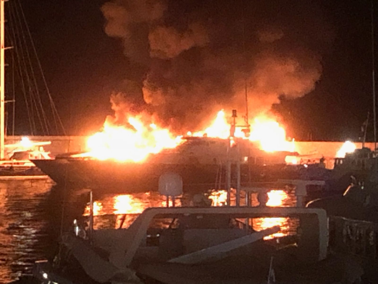 Στις φλόγες τρία σκάφη στη Μαρίνα Ζέας – Βίντεο και φωτογραφίες